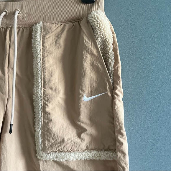 Nike Essentials Women’s Woven Sweatpants - Picture 4 of 11